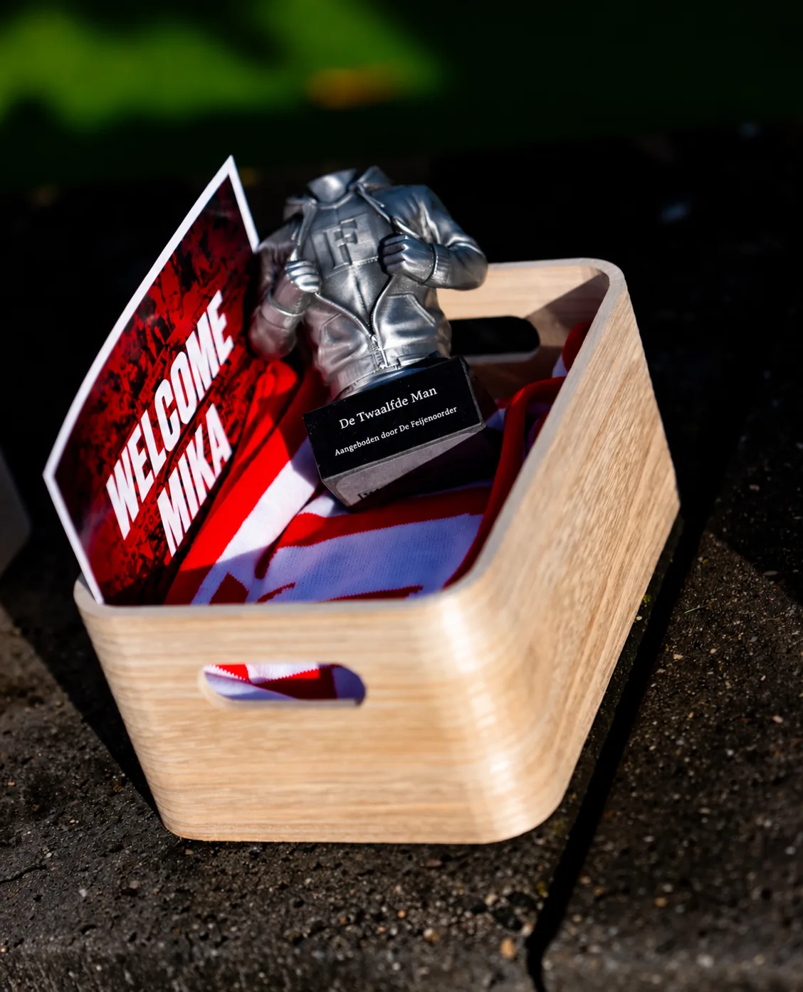 Het beeldje De Twaalfde Man in de welkomstbox