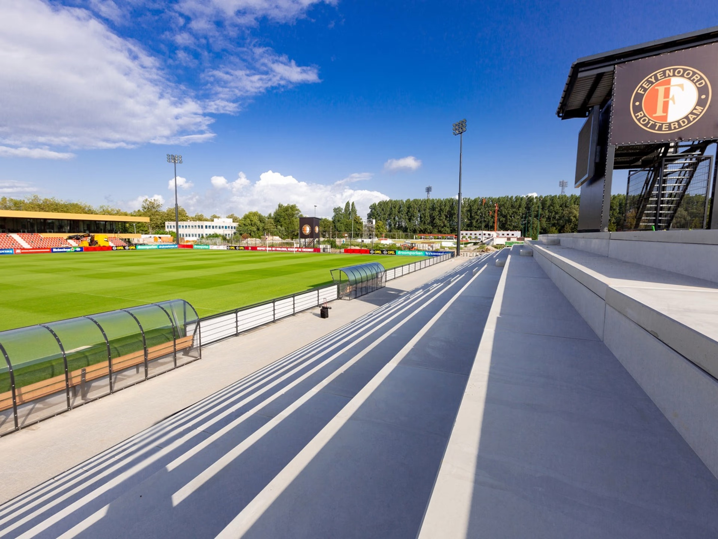 Nieuwe hoofdtribune en veld van SC Feyenoord op Varkenoord