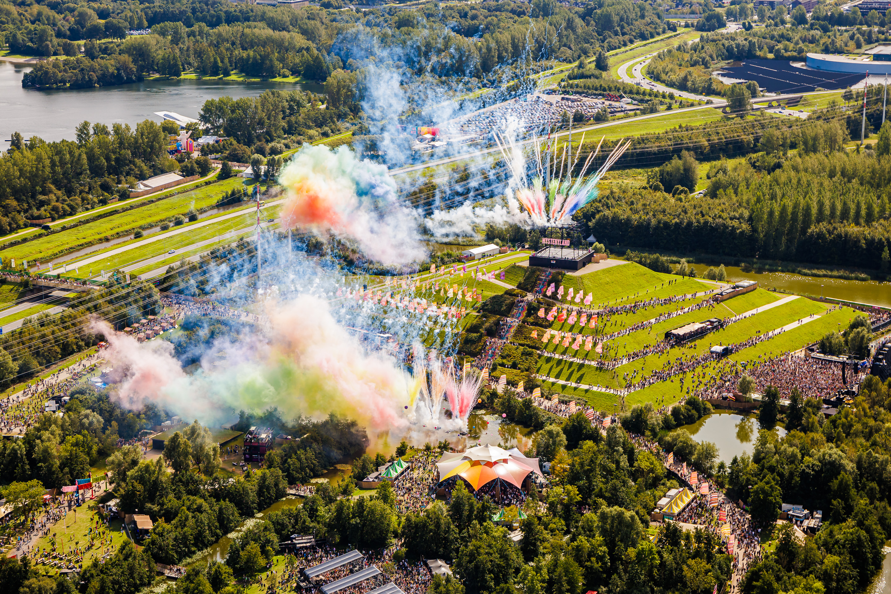 Mysteryland-terrein vanuit de lucht met podia en publiek
