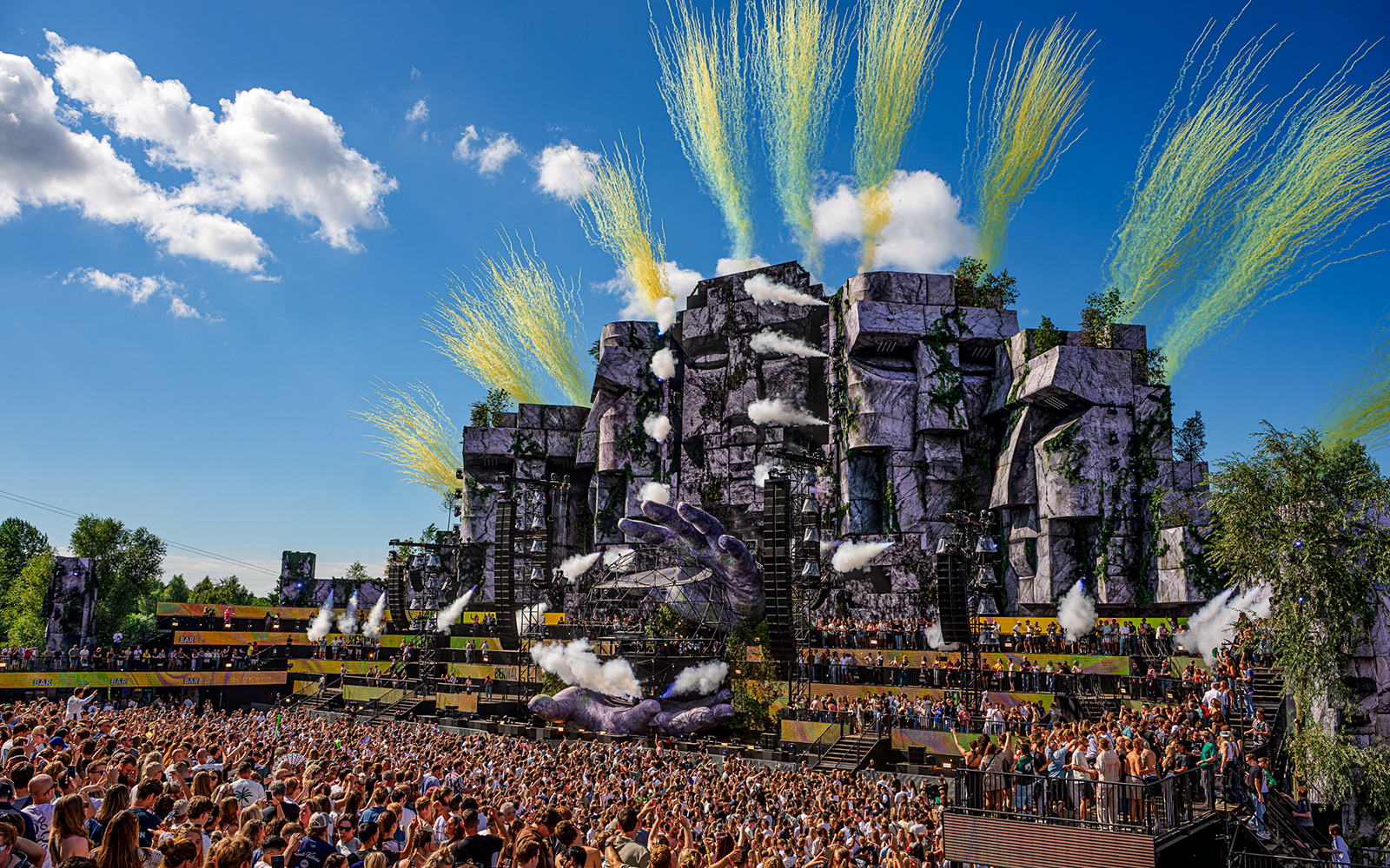 Mainstage overdag met confettikanonnen