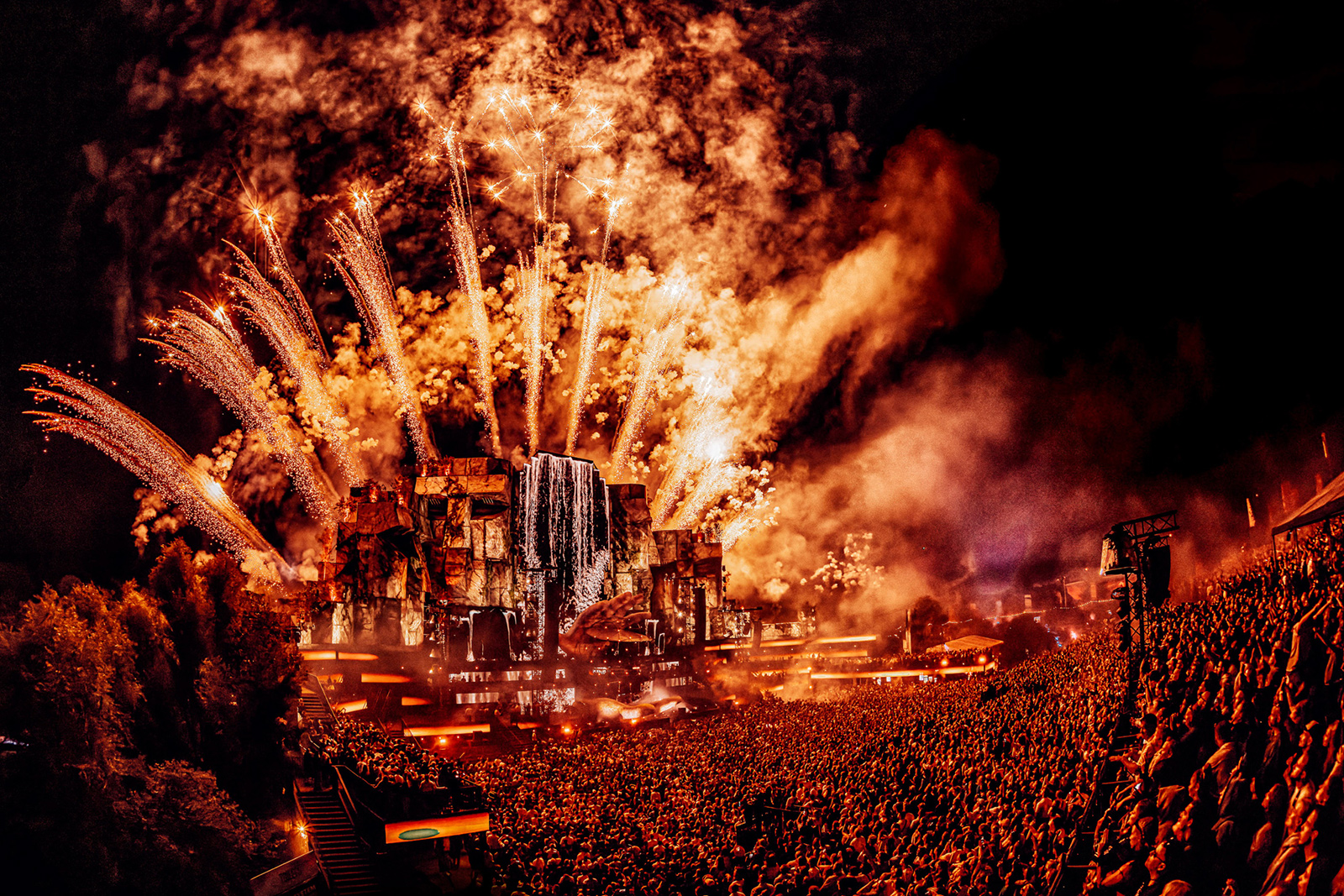 Mainstage 's avonds met vuurwerk